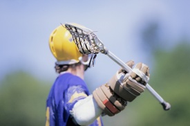 Junge hält einen Lacrosse-Stick